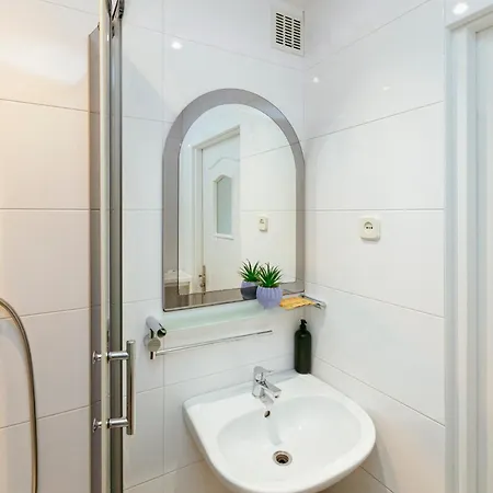 Plac Konstytucji 6 Grey: Spacious With Free Garage Apartment